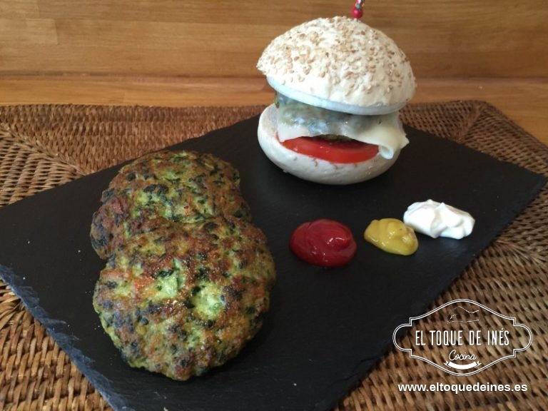 Abrimos el pan, colocamos una rodaja de tomate, encima la hamburguesa, encima la locha de queso, la cebolla en aro y las salsas que más nos gusten.